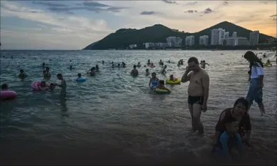 Chine: 80 000 touristes coincés sur une île après des cas de Covid