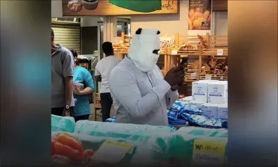 Terre-Rouge : un homme se sert de papier toilette pour se protéger du coronavirus