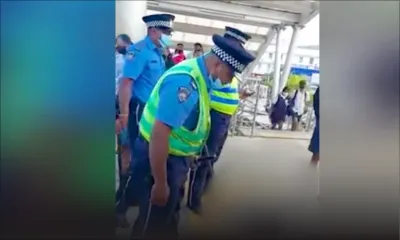 Rose-Hill : le collégien embarqué de force compte porter plainte pour brutalité policière, selon Ivann Bibi