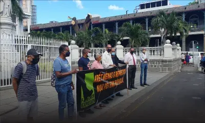 Manifestation pacifique : Anciens parlementaires et dirigeants syndicaux devant le Parlement 