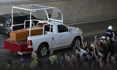 Le cercueil du pape quitte le Vatican à bord d'une papamobile