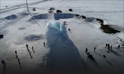 Étonnant spectacle d'un «volcan de glace» de 14 mètres au Kazakhstan 