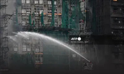 A Hong Kong, les pompiers tentent d'éteindre le gigantesque incendie d'un complexe immobilier 