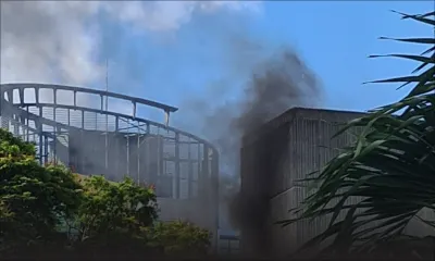 Incendie sur le toit du bâtiment E. Anquetil : «Nou pe travay, mo tann enn gran boum», raconte un témoin 