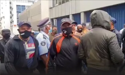 Devant la New Court House mardi dernier : des actes d’intimidation de gros bras déplorés