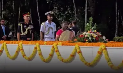 La présidente de l'Inde participe à une cérémonie de dépôts de gerbes au Samadhis de SSR et de SAJ