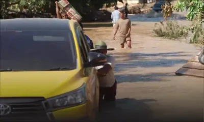 Indonésie: les habitants pataugent dans les rues inondées à Sumatra