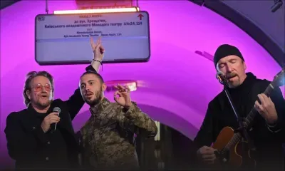 La rock star Bono chante la paix dans le métro de Kiev