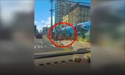 Quatre-Bornes : une voiture fait une sortie de route sur les rails du métro