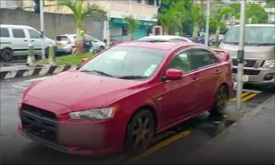 [Sur la voie publique] Des policiers garent leur véhicule sur le passage clouté