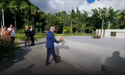 Dépôt de gerbes au Samadhi de SAJ 