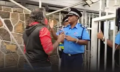 Un manifestant en colère devant le Parlement après la saisie de sa pancarte