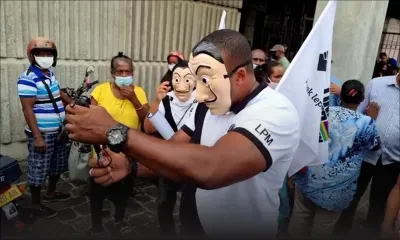 Bruneau Laurette a mis le feu à un masque et l'a piétiné  