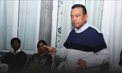 A Trèfles : Collendavelloo tire à boulets rouges sur Bérenger et le MMM