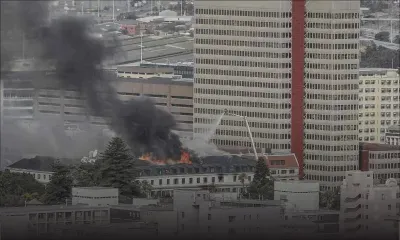 Afrique du Sud: l'incendie dévastateur au Parlement reprend après une accalmie