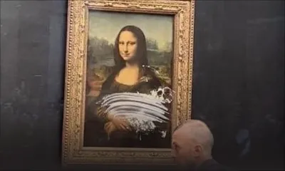 France: derrière sa vitre blindée, "La Joconde" cible d'une tarte à la crème