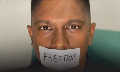 En soutien à ses amis journalistes : Nazeem Junggee porte une étiquette «Freedom» au Democracy Summit 