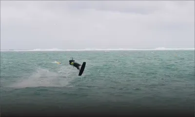 Des kitesurfers profitent des grosses vagues au Morne 