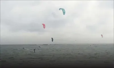 Alerte cyclonique – Au Morne : des amateurs de kitesurf se donnent en spectacle 
