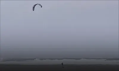 À Pointe d’Esny, un kitsurfer brave le cyclone Batsirai