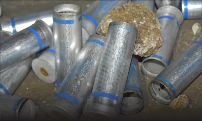 Débris et cartouches de gaz lacrymogène jonchent le sol à Camp-Levieux