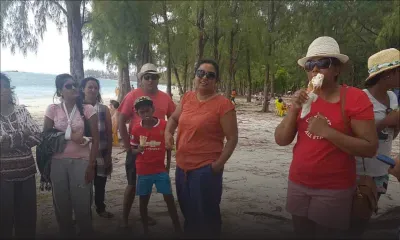 Cyclone Berguitta : certains profitent de la plage
