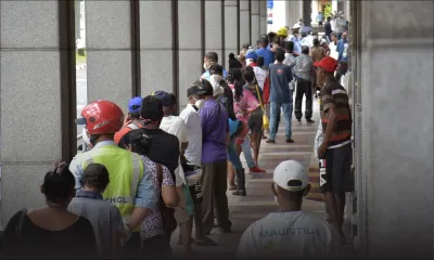 [En images] En file indienne et dans la discipline devant la SBM Tower à Port-Louis