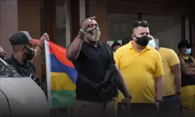 Interpellation de Bhadain : Laurette et des partisans du Reform Party devant les casernes centrales