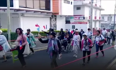 Des pèlerins réunionnais affluent vers le site de Marie Reine de la Paix, drapeau en main