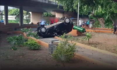 GRNO : une voiture tombe d’un pont et se retrouve les quatre roues en l’air 