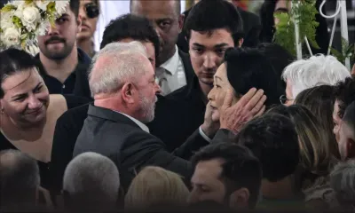 Le président brésilien Lula se recueille devant le cercueil de Pelé