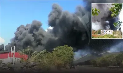 Une impressionnante fumée noire est visible depuis l’autoroute à Terre-Rouge 