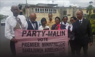 Le leader du Party Malin s’oppose à un policier qui lui reproche de parler trop fort