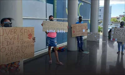 Manif des parents d’élèves d’un centre d’éveil pour réclamer les clés d’un nouvel emplacement  