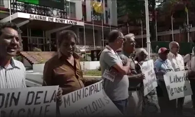 Mairie de Port-Louis : rassemblement des membres de la Plateforme Pou Baisse Prix l'Essence ek Diesel 