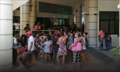 Manif à Port-Louis : plus d’une centaine de personnes réclament leurs allocations après les récentes averses