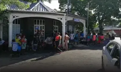 Devant le poste de police d'Abercombie : mécontentement des sinistrés des récentes inondations 