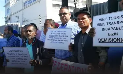 Cassis : des chauffeurs de taxi opérant dans les hôtels mobilisés devant les locaux de la NTA