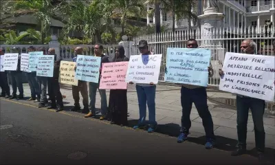 Port-Louis : des gardiens de prisons devant la Government House manifestent pour leur repas du soir