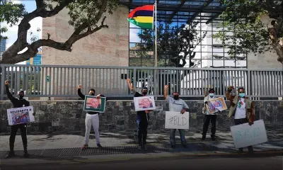 Pétitions électorales : manifestation devant la Cour suprême