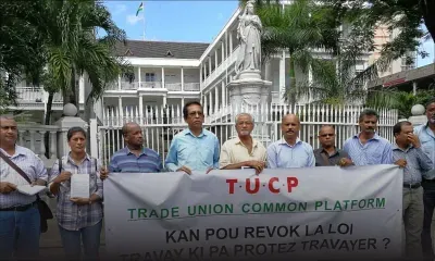 Loi du travail : la CTSP et la TUCP manifestent devant l’hôtel du gouvernement