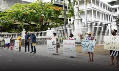 Problème d’eau : des habitants de Bambous-Virieux manifestent devant l'Hôtel du Gouvernement 