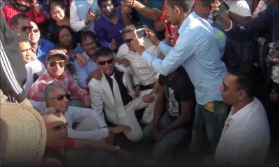 Marche de protestation : des manifestants s’asseyent sur l’asphalte devant le PMO