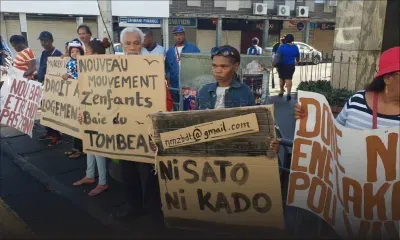 Manifestation devant les locaux de la NHDC : «CDU pe rod pran nou zanfan», disent les refugiés