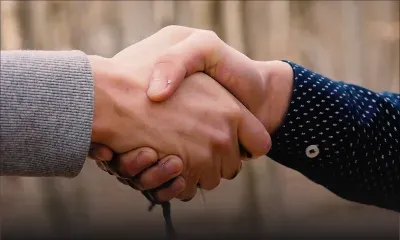 France : pas de naturalisation à une Algérienne pour refus de serrer la main 