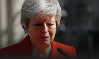 Brexit : Theresa May au bord des larmes annonce sa démission