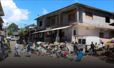 A Mayotte, les camions-bennes ne passent plus, les ordures s'entassent
