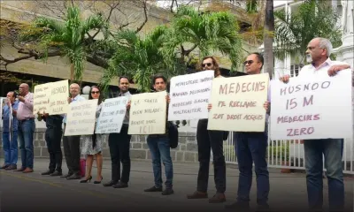 [En images] : manifestation des médecins généralistes devant l’hôtel du gouvernement