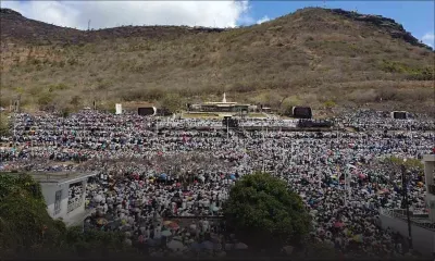 Messe papale : vue d'ensemble de la foule sur le site de Marie Reine de la Paix