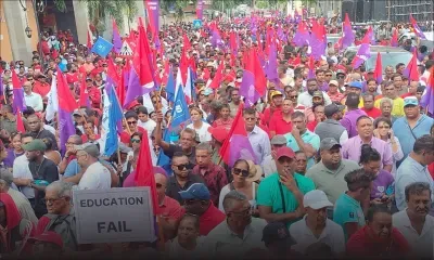 Une vue de la foule au meeting de l'alliance PTr-MMM-ND à Port-Louis aux alentours de 10h